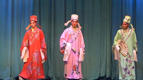 秦腔戏《游西湖》，三位演员扮相靓丽，正宗的唱腔，就是与众不同_腾讯视频