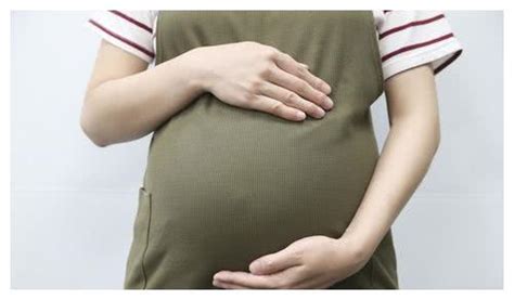怀孕六个月肚子渐渐变小，送到医院检查，医生的话让孕妈“害羞”