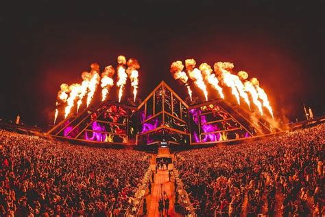Escenario "Big Beast" iluminado con láseres en el desierto.