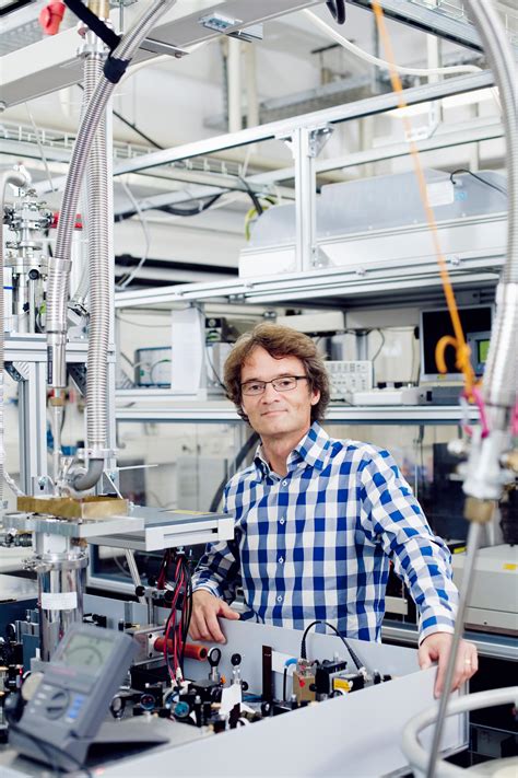 Scientists "freeze" light inside a crystal for one minute