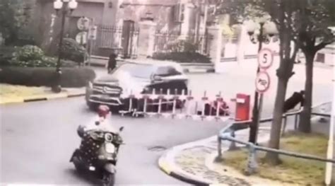 “男子开车撞向妻子和岳母”，警方通报！_腾讯新闻
