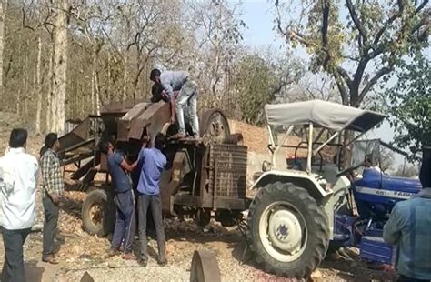 थ्रेसर में फंसने से नाबालिग की दर्दनाक मौत, थ्रेसर को अस्पताल लाकर ...