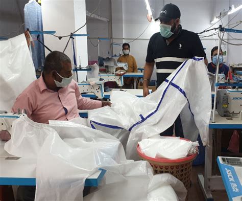 लॉकडाउन से कारोबार को लगा झटका, सूझबूझ से समय के साथ शर्ट की जगह अब बना ...
