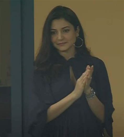 Anushka Sharma blows a kiss to Virat Kohli in RCB vs CSK match- The ...