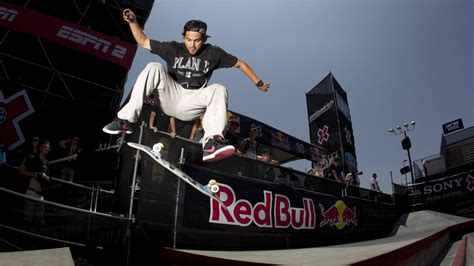 Epic Skateboarding Action: HD Sports Wallpaper Thrill