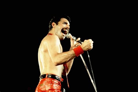 Im Video: Aufwendige Neufassung von Freddie Mercurys „Living On My Own ...