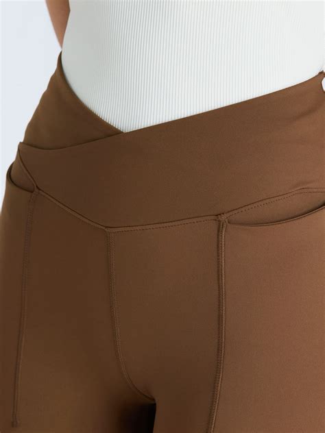 Brown Hourglass Snug Leggings – CAVA Athleisure Pvt Ltd