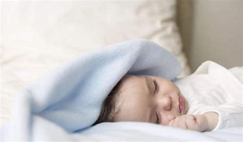 2个月宝宝每天睡多久合适？不是18小时也不是20小时，而是……