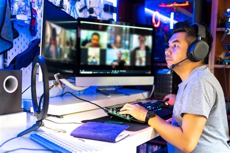 Man Using Phone Side View 的图像结果