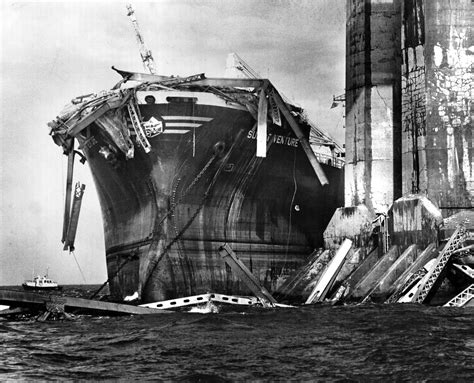 Tampa Sunshine Skyway bridge collapse after ship collision : r ...