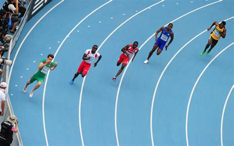 图文：男子200米预赛 选手们弯道区激烈的争夺-搜狐体育