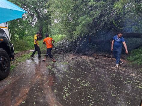 A laborer got trapped in the water in a fight and the police rescued ...