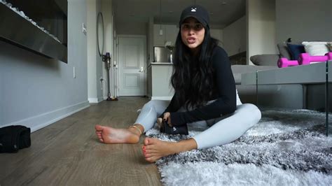 Devorah Roloff's feet