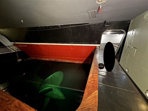 Diver Mannequin Compared to Queen Mary Propeller. : r/submechanophobia