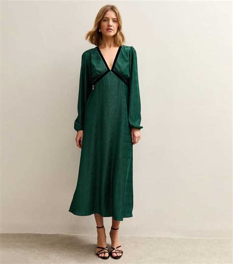 Dark Green Plisse V-Neck Midi Dress | New Look