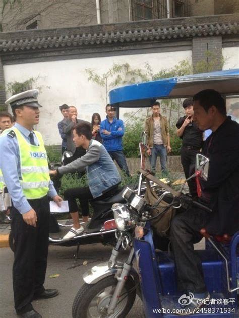 西安残疾摩的司机向交警下跪 交警：在正常执法-搜狐新闻
