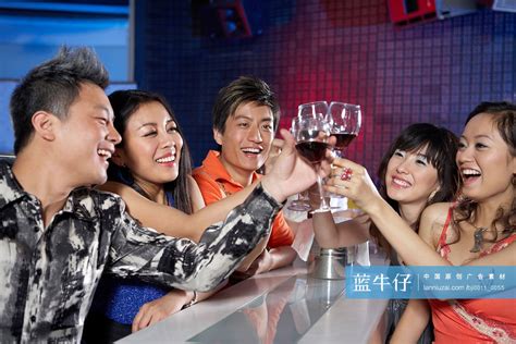 家玻璃愉快亚洲朋友团体与有聚会酒精啤饮料和年轻人享受在酒吧敬鸡尾软糖的焦点高清图片下载-正版图片307964942-摄图网