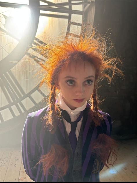 星期三的瘋狂粉絲是她！英國新銳演員Evie Templeton：「每個人心中都有一點黑暗」 | Vogue Taiwan