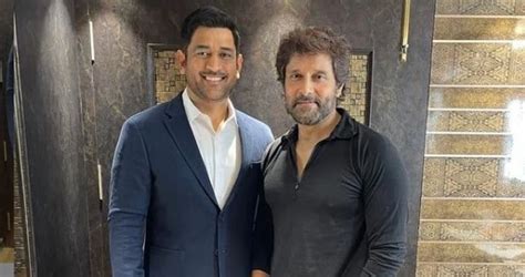 कडक! आयपीएल २०२२ मेगा ऑक्शनपूर्वी 'थाला'ने घेतली 'अपिरिचित'ची भेट; फोटो ...