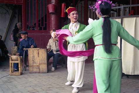 湖南龙山：采摘明前茶-人民图片网