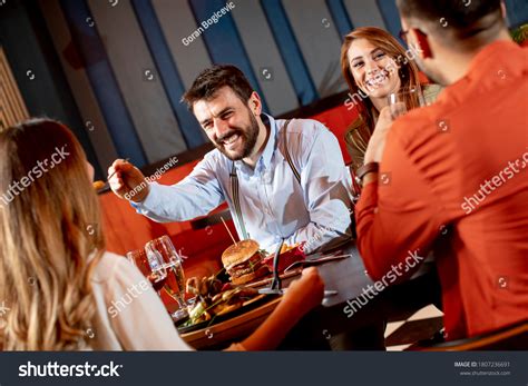 Restaurant with People 的图像结果