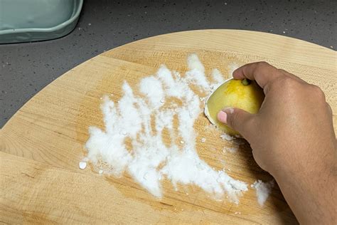 How to Clean a Cutting Board With Lemon: Easy & Natural Tips – buzzlyo