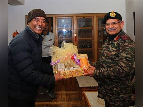 Lt. Gen Upendra Dwivedi felicitates Colonel Sonam Wangchuk for his ...