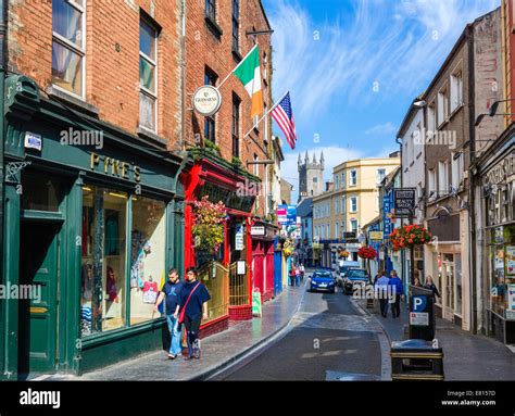 Geschäfte auf der Abbey Street im Zentrum Stadt, Ennis, County Clare ...