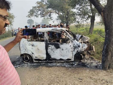 The car caught fire after colliding with a tree in Prayagraj, people ...