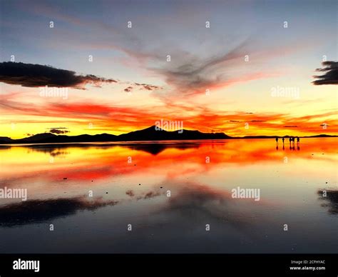 Spectacular sunset over Salt Flats of Salar de Uyuni, Bolivia. Magical ...