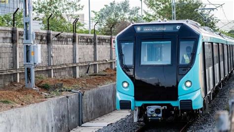 Passenger praised for refusing to give up first-class seat for 60-year ...