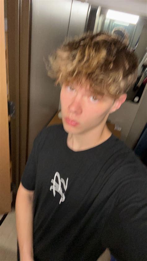 Does the face match the dick : r/YoungGuysGoneWild