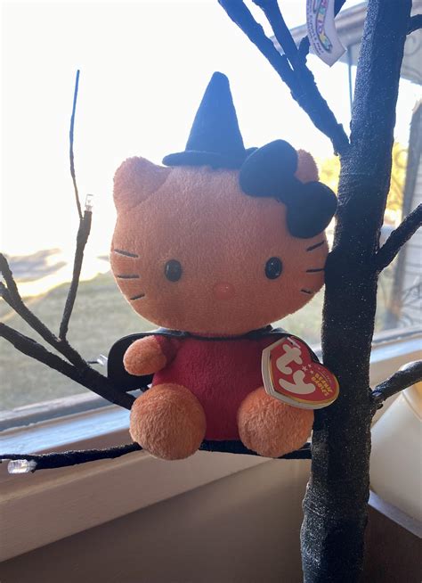 Oooooh I spot a new squishmallow Hello Kitty I haven’t seen before! : r ...