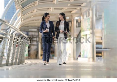 Business People Walking Past Each Other 的图像结果