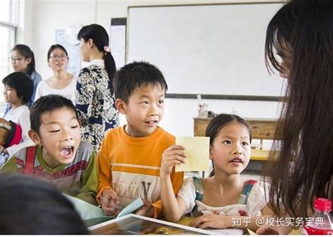 【校长来了】郑州一小学校长每天在校门口迎接学生，孩子们喊她“校长妈妈”-大河新闻