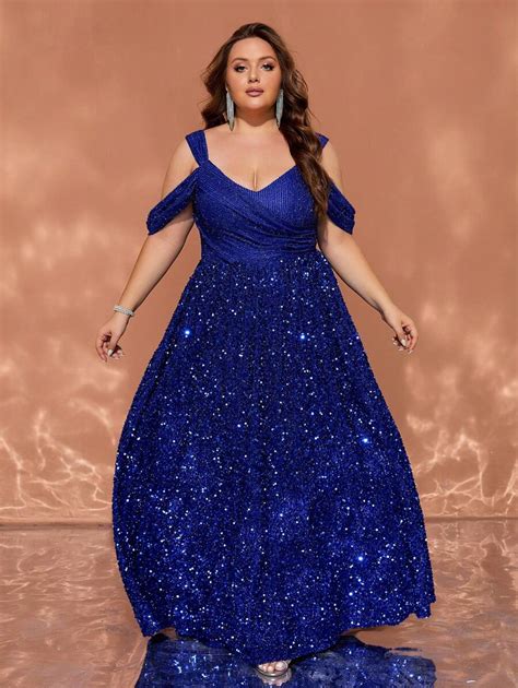 Vestido Longo de Festa com Ombros Abertos, Paetês Azuis e Retalhos ...