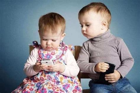宝宝从小玩手机和不玩手机有什么区别？长大后这四个方面能看出