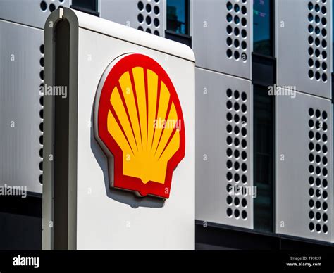 Shell uk logo hi-res stock photography and images - Alamy