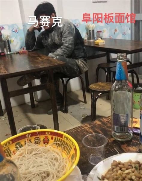 安徽阜阳：男子在小饭馆独自喝酒，泪流满面打电话：没钱不回去了 - 哔哩哔哩