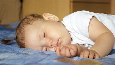 宝宝睡觉不踏实易惊醒哭闹怎么办 宝宝为什么睡不踏实 _八宝网