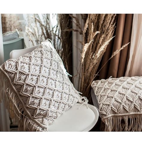 12-Inch Macrame Pillow Tutorial 的图像结果