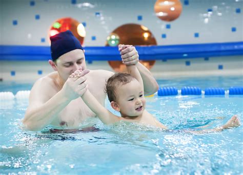孩子学游泳并不是越早越好，原来学游泳的最佳季节是冬天_天气