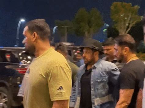 Karthik stops the paps from clicking photos | કાર્તિકે ફોટોગ્રાફર્સને ...