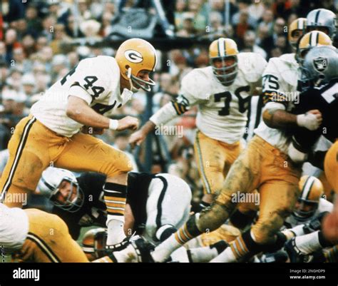 Green Bay Packers runningback #44 Donny Anderson Finds a hole in the ...