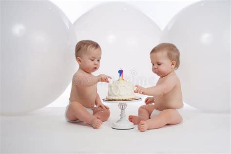 一有生日蛋糕的岁双男孩 库存图片. 图片 包括有 蜡烛, 长度, 互助, 男性, 生日, 杂乱, 婴儿, 蛋糕 - 90102423