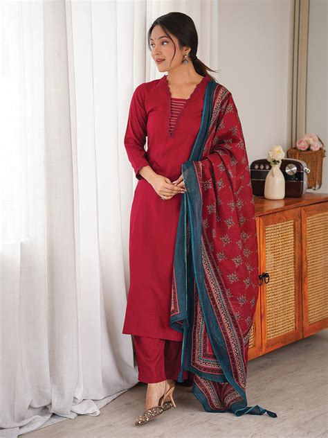 Janasya Women's Maroon Rayon Yoke Design Straight Kurta Set With Print