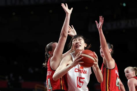 特评：中国女篮历史首次奥运头名小组出线 三大球的使命看她们的_腾讯新闻