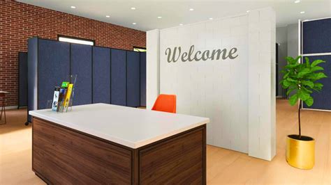 Business People Divided by Wall 的图像结果