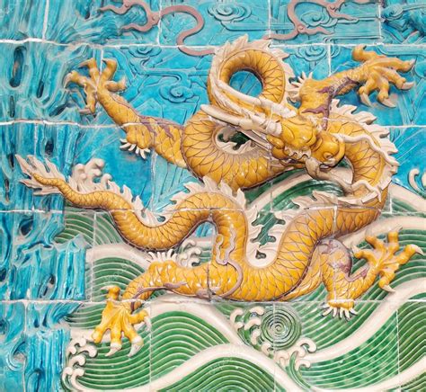 龙雕塑。在北海公园，北京，中国的九条龙墙 （jiulongbi）。长城始建于 1756 ce — 图库照片©VLADJ55＃39339441