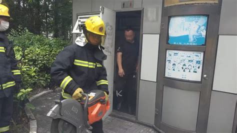 尴尬！大热天，公厕门锁失灵困住男子，消防员动用无齿锯救援…… - 周到上海